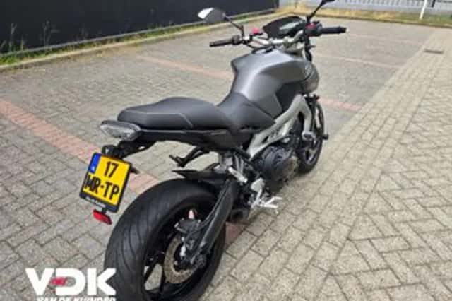 Yamaha MT-09 (2015) thumbnail 4