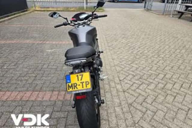 Yamaha MT-09 (2015) thumbnail 5