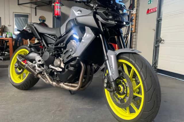 Yamaha MT-09 (2017) thumbnail 3