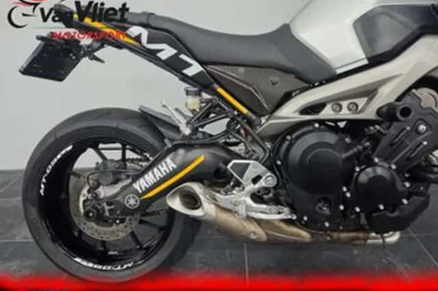 Yamaha MT-09 (2014) thumbnail 4