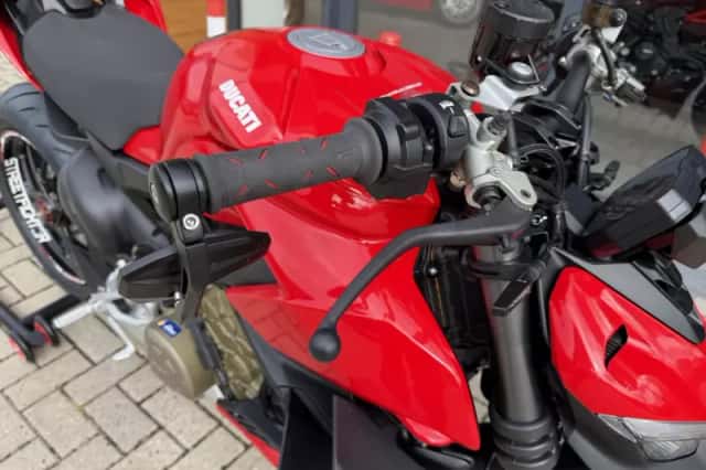 Ducati Streetfighter V4 (2020) thumbnail 3