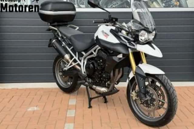 Triumph Tiger 800 (2011) thumbnail 1