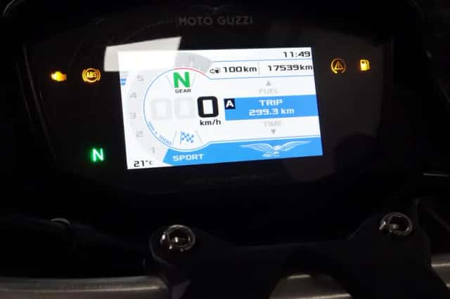 Moto Guzzi V85 TT (2024) thumbnail 3