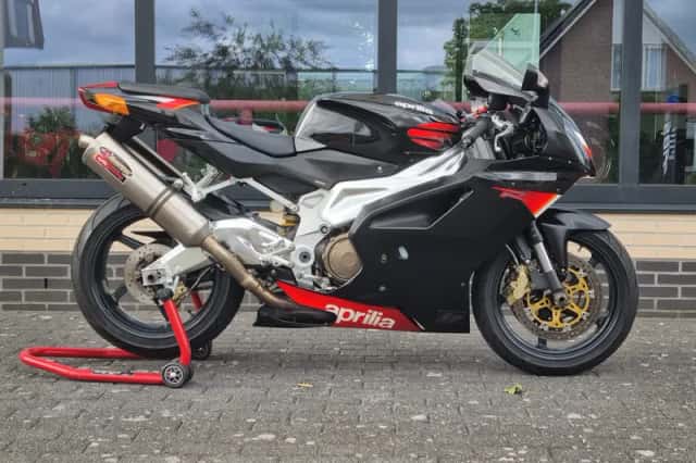 Aprilia RSV 1000 R (2004) thumbnail 1