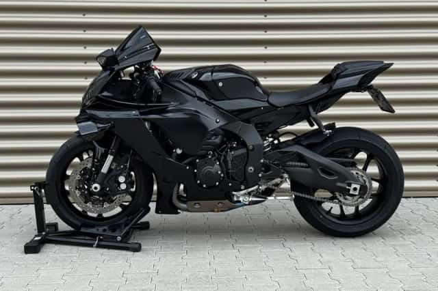 Yamaha YZF-R1 (2023) thumbnail 3