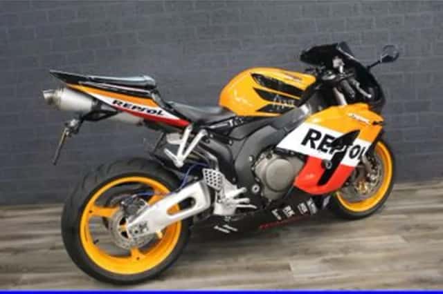 Honda CBR 1000 RR Fireblade Repsol (2005) thumbnail 3