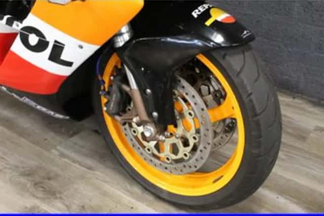 Honda CBR 1000 RR Fireblade Repsol (2005) thumbnail 6