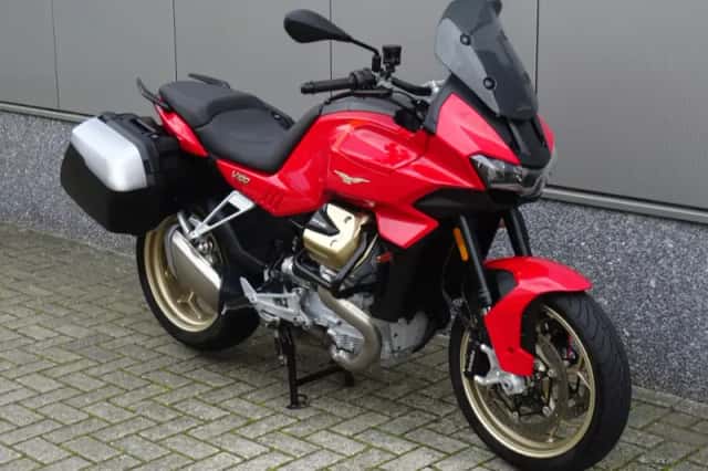 Moto Guzzi V100 Mandello (2023) thumbnail 2