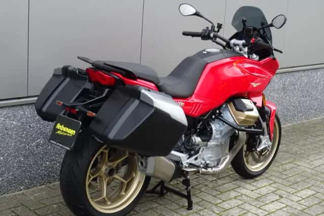 Moto Guzzi V100 Mandello (2023) thumbnail 3
