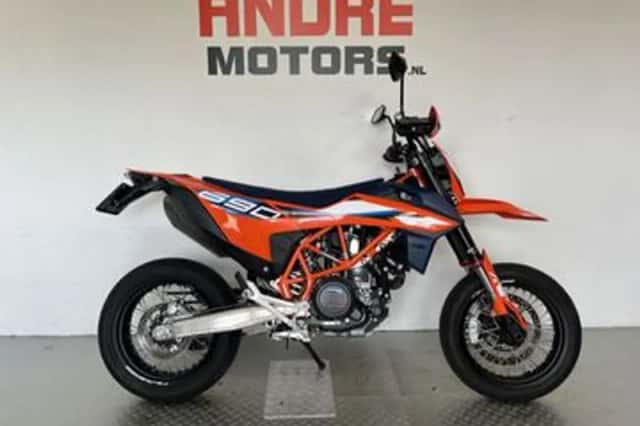KTM 690 SMC (2024) thumbnail 1