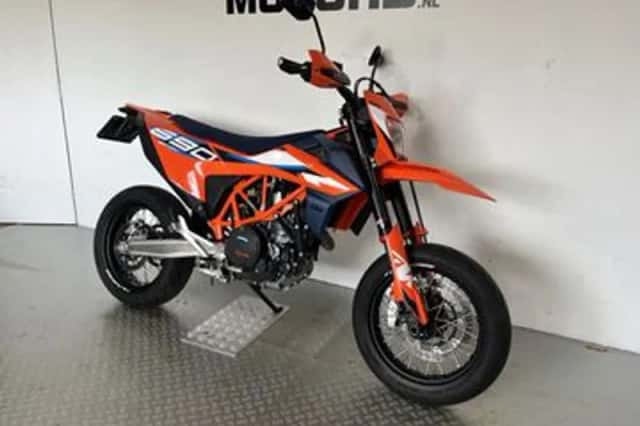 KTM 690 SMC (2024) thumbnail 2