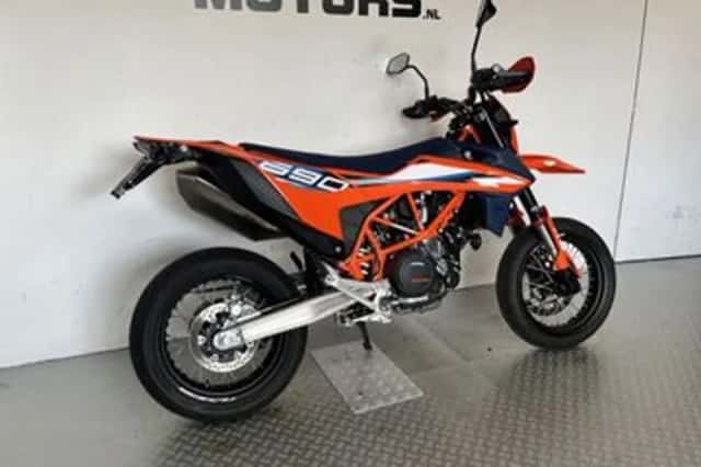 KTM 690 SMC (2024) thumbnail 3