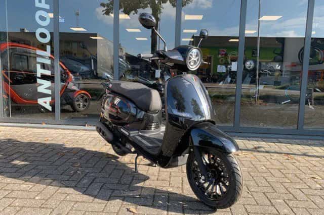 Vespa GTS (2026) thumbnail 2