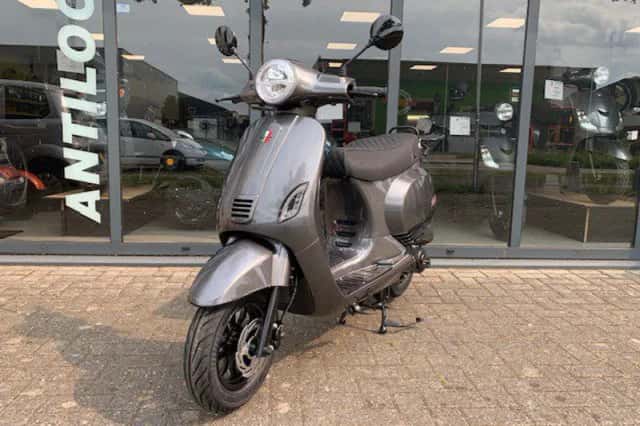 Vespa GTS (2026) thumbnail 1