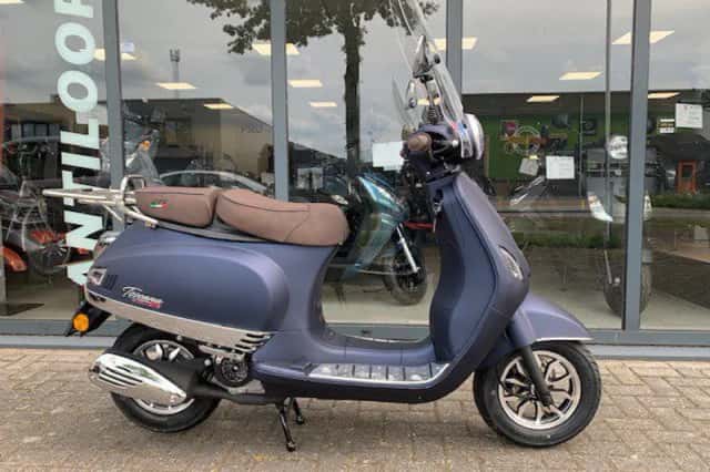 Vespa GTS (2025) thumbnail 2