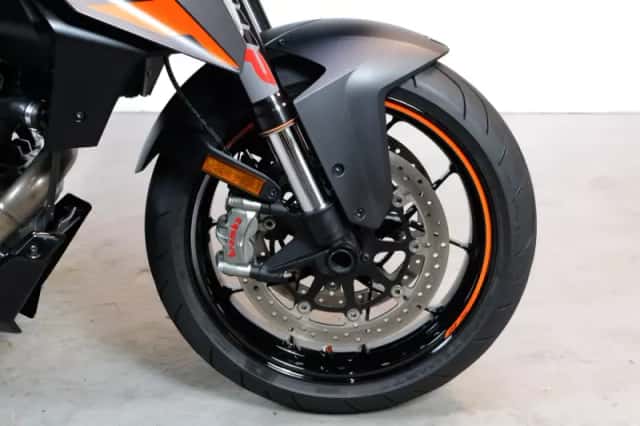 KTM 1290 Super Duke GT (2018) thumbnail 4