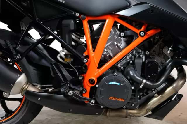 KTM 1290 Super Duke GT (2018) thumbnail 5