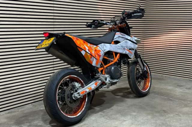 KTM 690 SMC R (2015) thumbnail 2
