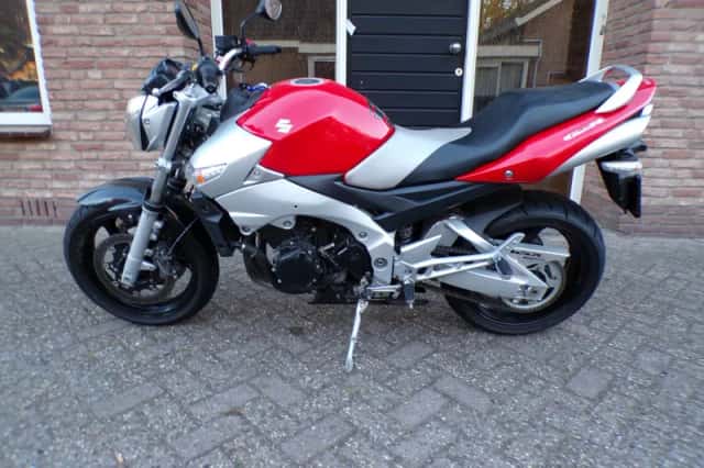 Suzuki GSR600 (2006) thumbnail 1