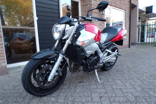 Suzuki GSR600 (2006) thumbnail 2
