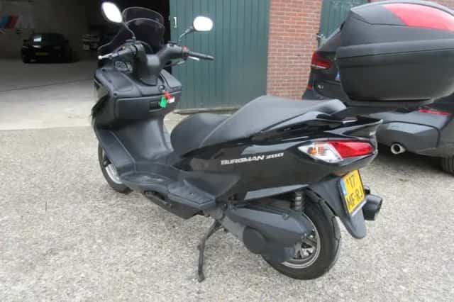 Suzuki Burgman 200 (2015) thumbnail 2