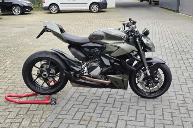 Ducati Streetfighter V2 (2024) thumbnail 3