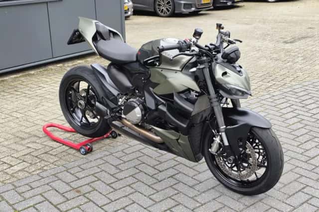 Ducati Streetfighter V2 (2024) thumbnail 4