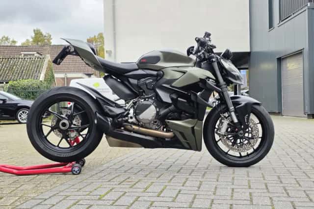 Ducati Streetfighter V2 (2024) thumbnail 5