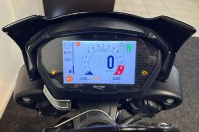 Triumph Street Triple RS (2017) thumbnail 2