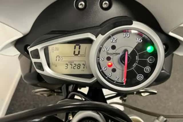Triumph Street Triple (2012) thumbnail 2