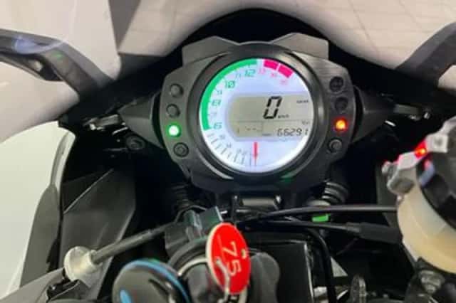 Kawasaki ZX-10R (2009) thumbnail 2