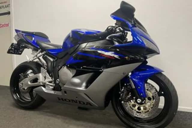 Honda CBR1000RR (2005) thumbnail 3