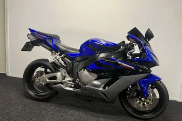 Honda CBR1000RR (2005) thumbnail 4