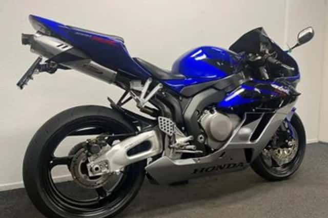 Honda CBR1000RR (2005) thumbnail 4