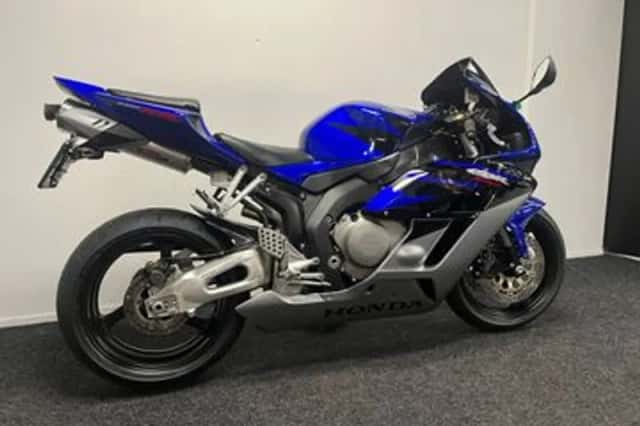 Honda CBR1000RR (2005) thumbnail 5