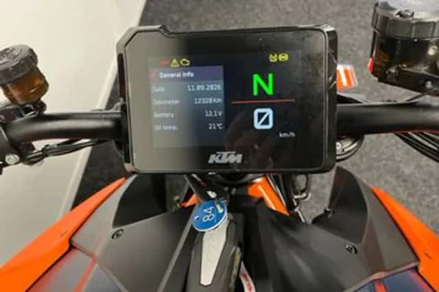 KTM 1290 SuperDuke R (2023) thumbnail 2