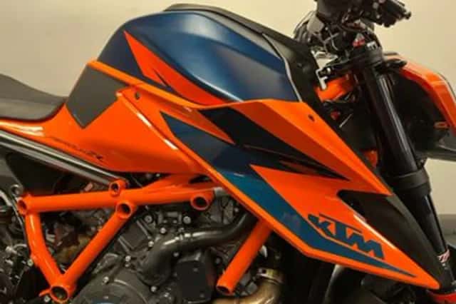 KTM 1290 SuperDuke R (2023) thumbnail 3
