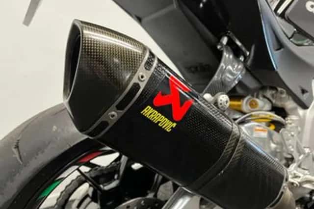 Aprilia RSV 4R (2011) thumbnail 3