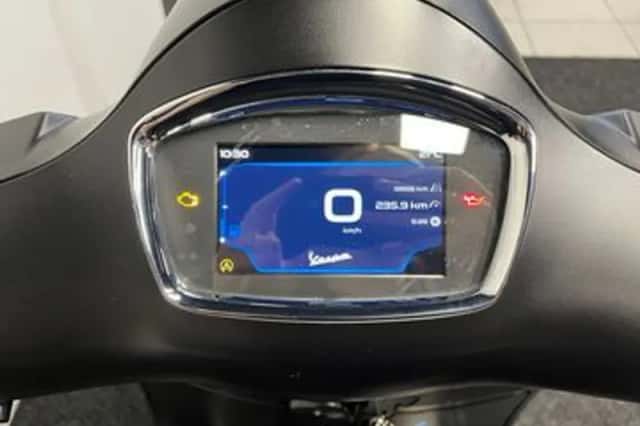 Vespa GTS 300 (2022) thumbnail 2