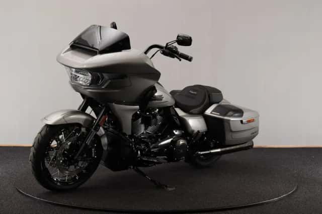 Harley-Davidson CVO Road Glide (2023) thumbnail 3
