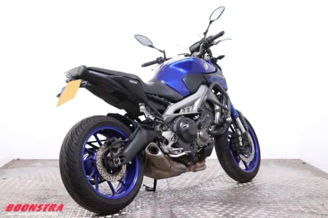 Yamaha MT-09 (2016) thumbnail 3
