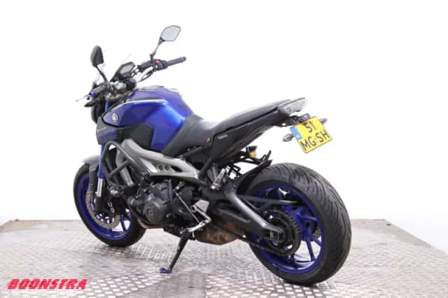 Yamaha MT-09 (2016) thumbnail 4