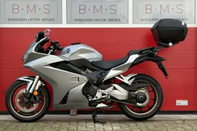 Honda VFR800 (2018) thumbnail 4