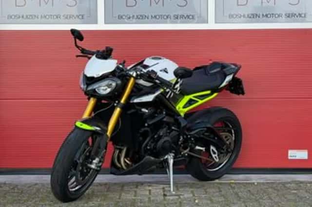 Triumph Street Triple (2023) thumbnail 3
