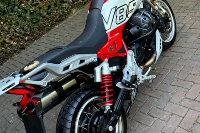 Moto Guzzi V85 TT (2025) thumbnail 2