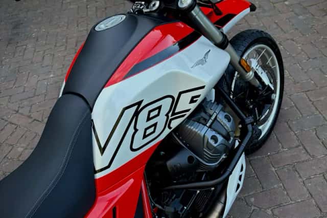 Moto Guzzi V85 TT (2025) thumbnail 4