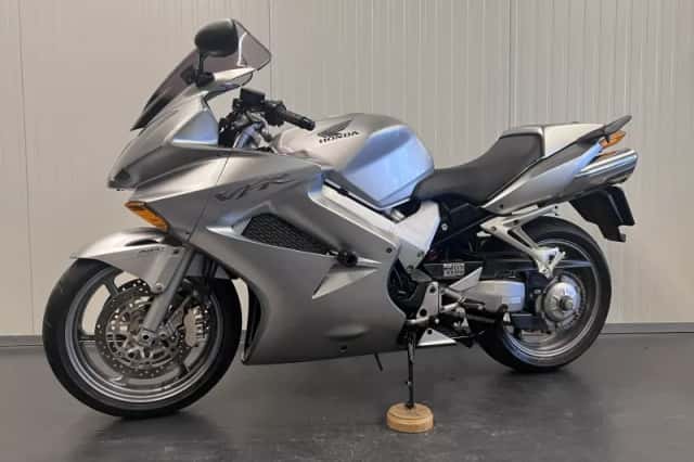 Honda VFR 800 Vtec (2004) thumbnail 2