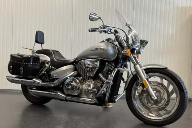 Honda VTX 1300 CUSTOM (2004) thumbnail 1