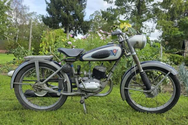 Victoria Bi-Fix 125cc in first paint (1951) thumbnail 1