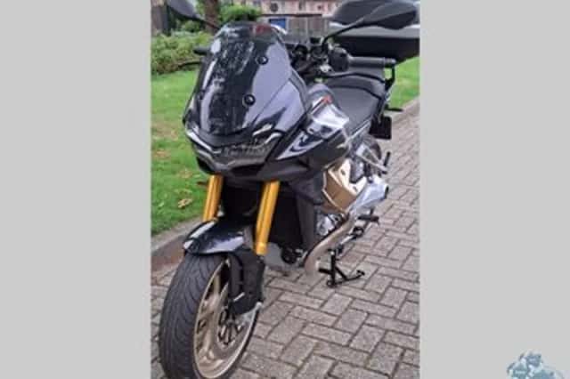 Moto Guzzi V100 Mandello S (2024) thumbnail 2